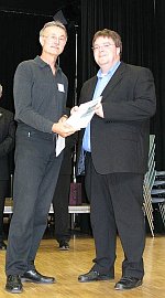 Herr Dr. Eichenlaub gratuliert Foto Urkundenübergabe